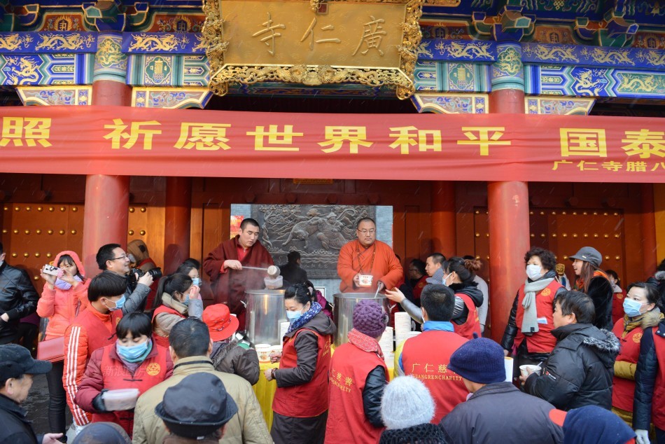 过了“腊八”就是年 各地民众排队领“祝福”