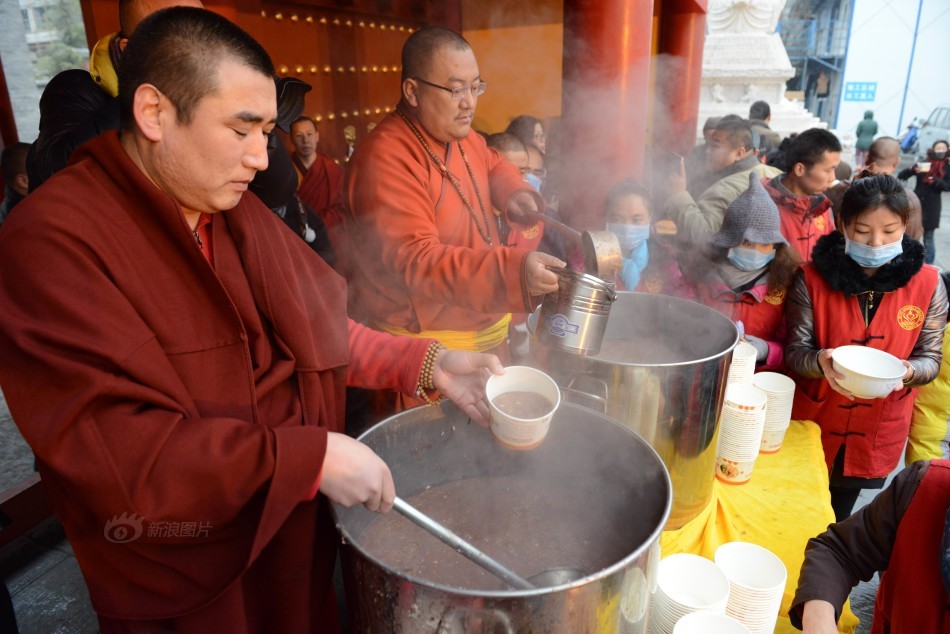过了“腊八”就是年 各地民众排队领“祝福”