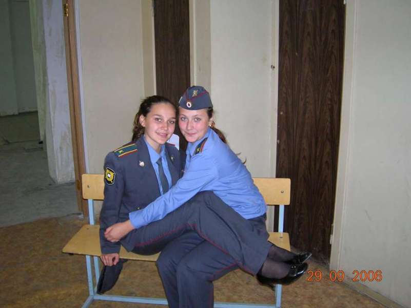 一男拥二女：俄罗斯警校美女真开放