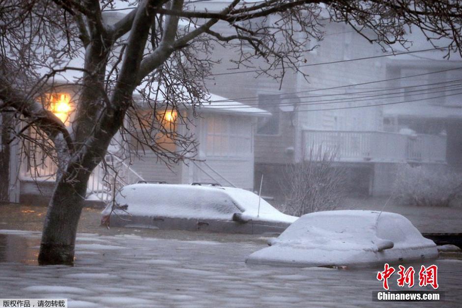 美国马萨诸塞州遭受暴雪洪水双重袭击