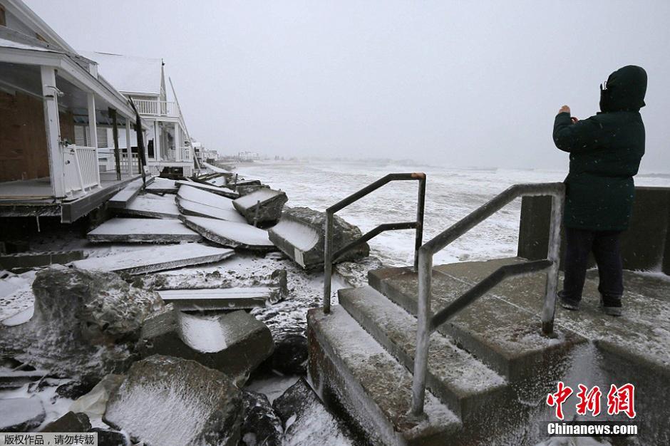 美国马萨诸塞州遭受暴雪洪水双重袭击
