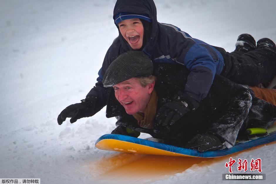 美国马萨诸塞州遭受暴雪洪水双重袭击