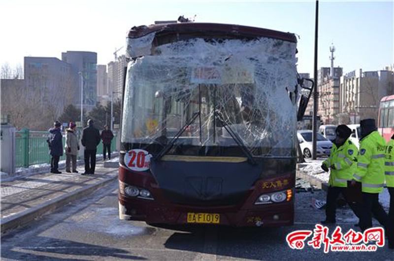 长春一公交车撞上限高杆 多名乘客受伤