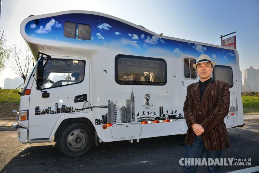 浙江温岭老板“任性”改装豪华房车 客厅厨房卧室一应俱全