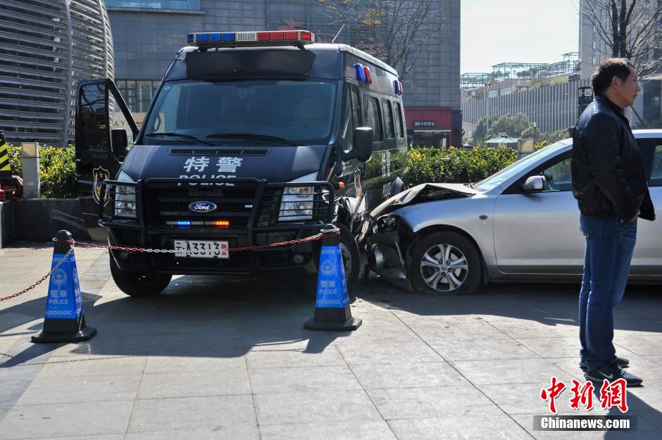 昆明街头私家车撞上特警执勤车引围观
