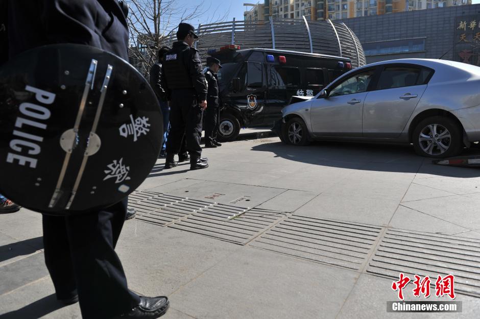 昆明街头私家车撞上特警执勤车引围观