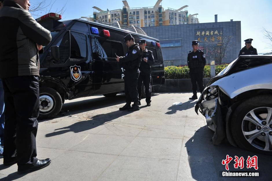 昆明街头私家车撞上特警执勤车引围观