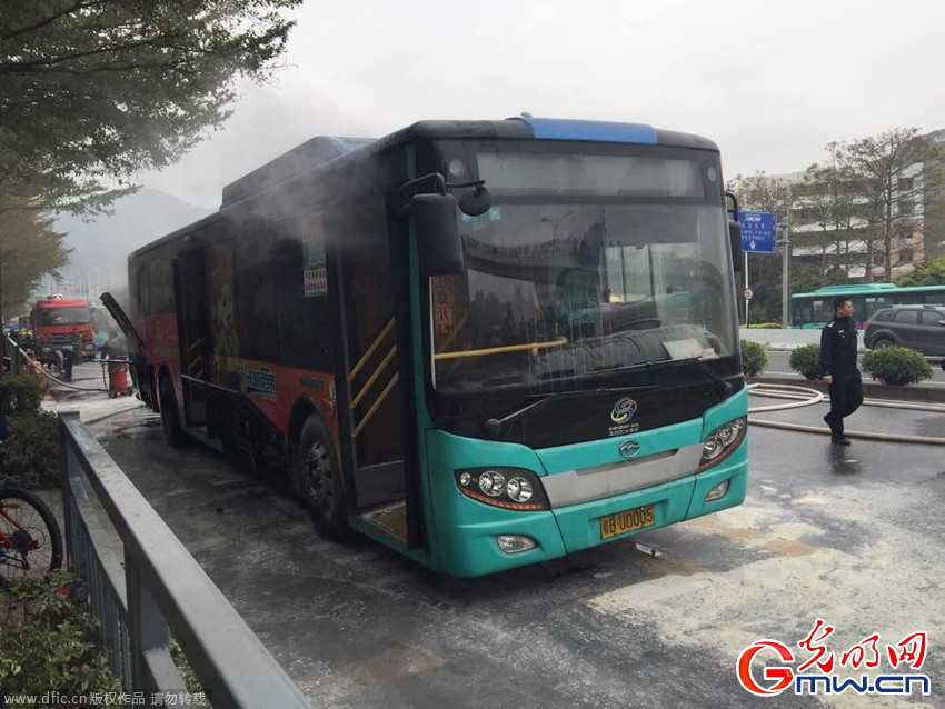 广东深圳一辆公交突发起火 造成交通阻塞
