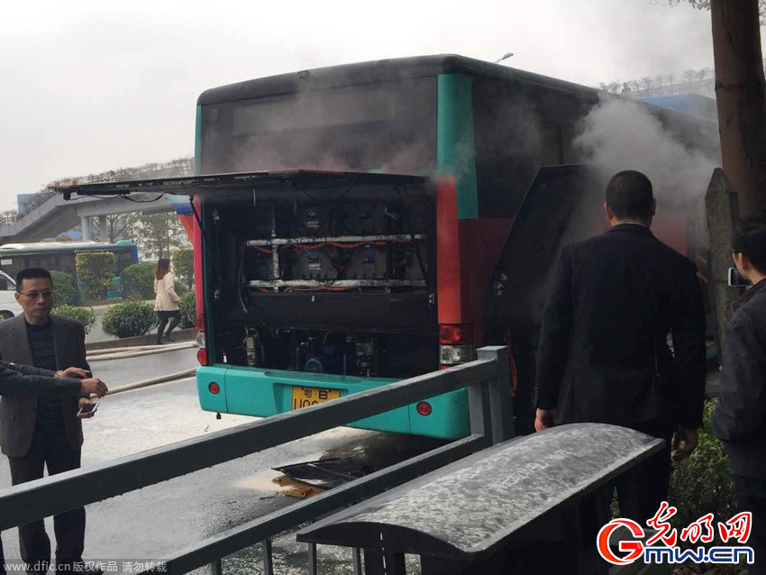 广东深圳一辆公交突发起火 造成交通阻塞