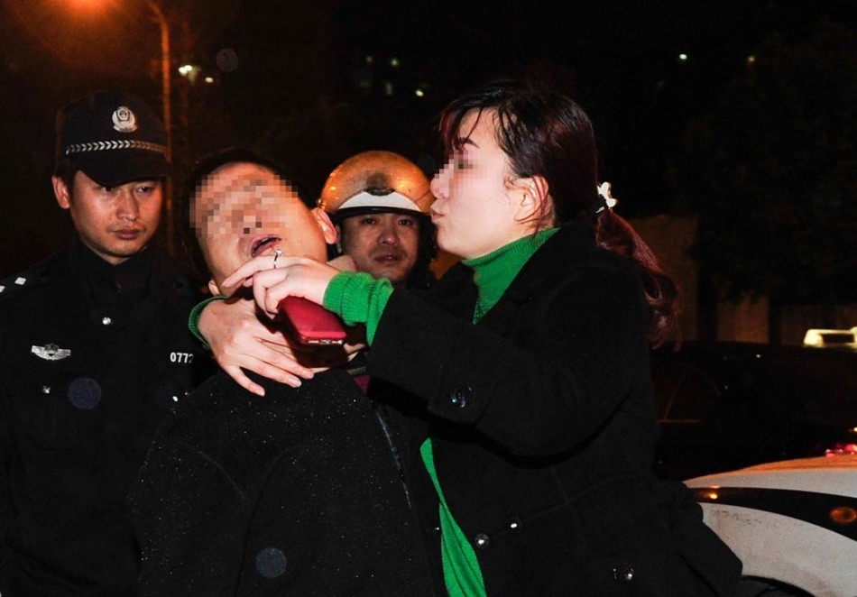 成都宝马女司机疑酒驾 脚踹交警下体