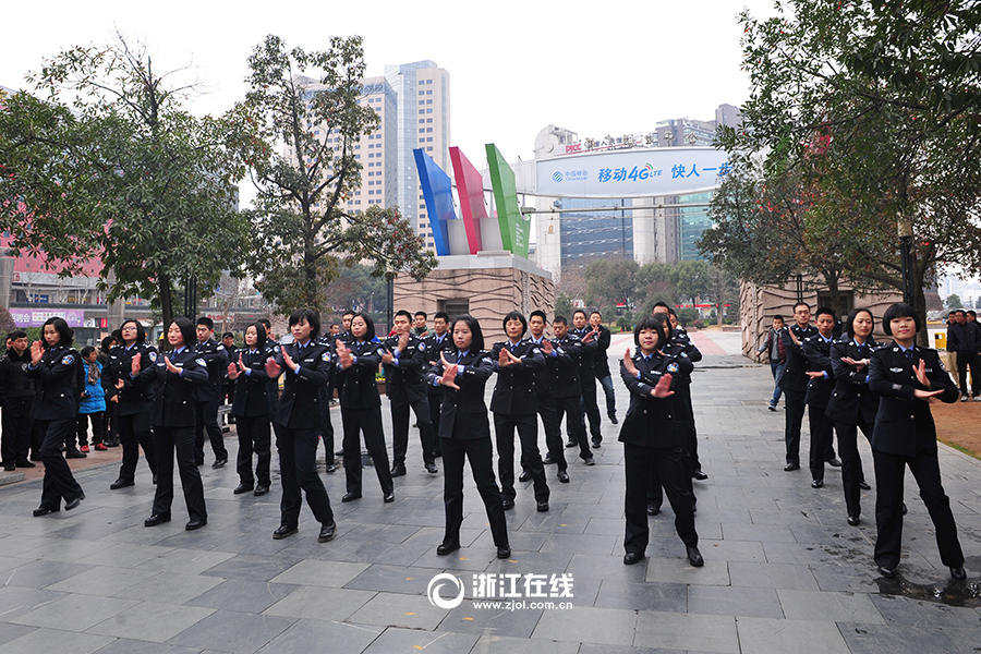 金华警察集体跳小苹果防诈骗