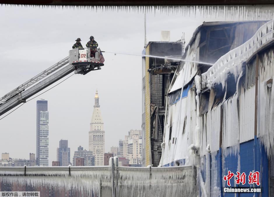 美国纽约一仓库大火 救援现场遭冰封宛如末日