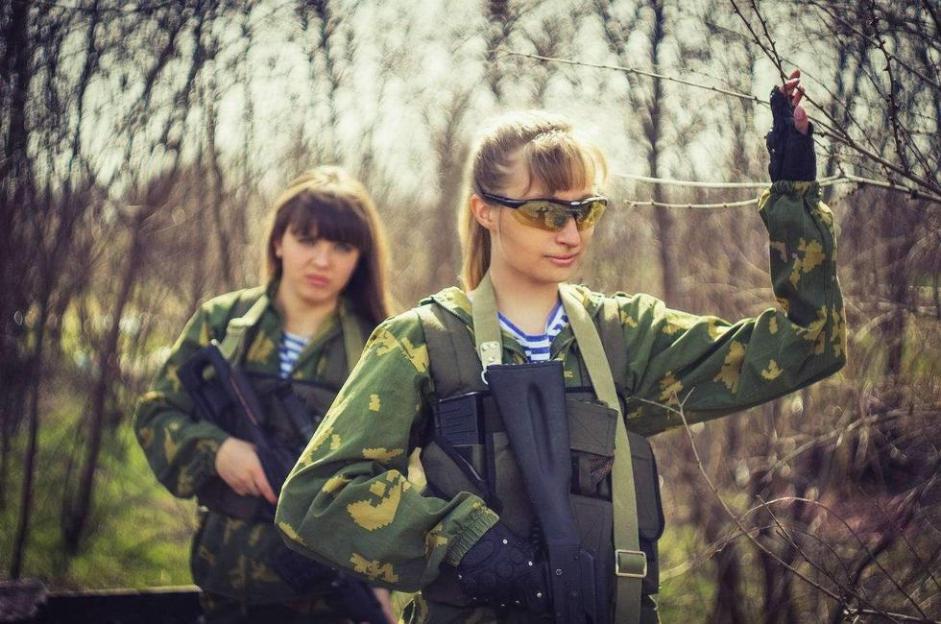 俄罗斯美少女穿军装扛大枪废墟玩cosplay