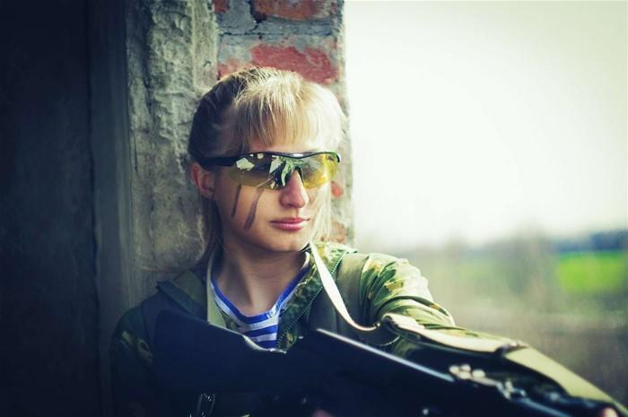 俄罗斯美少女穿军装扛大枪废墟玩cosplay