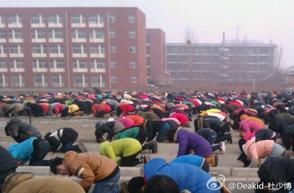 河南一高中要求学生跪孔子像读道德经