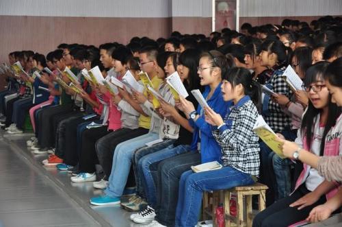 河南一高中要求学生跪孔子像读道德经
