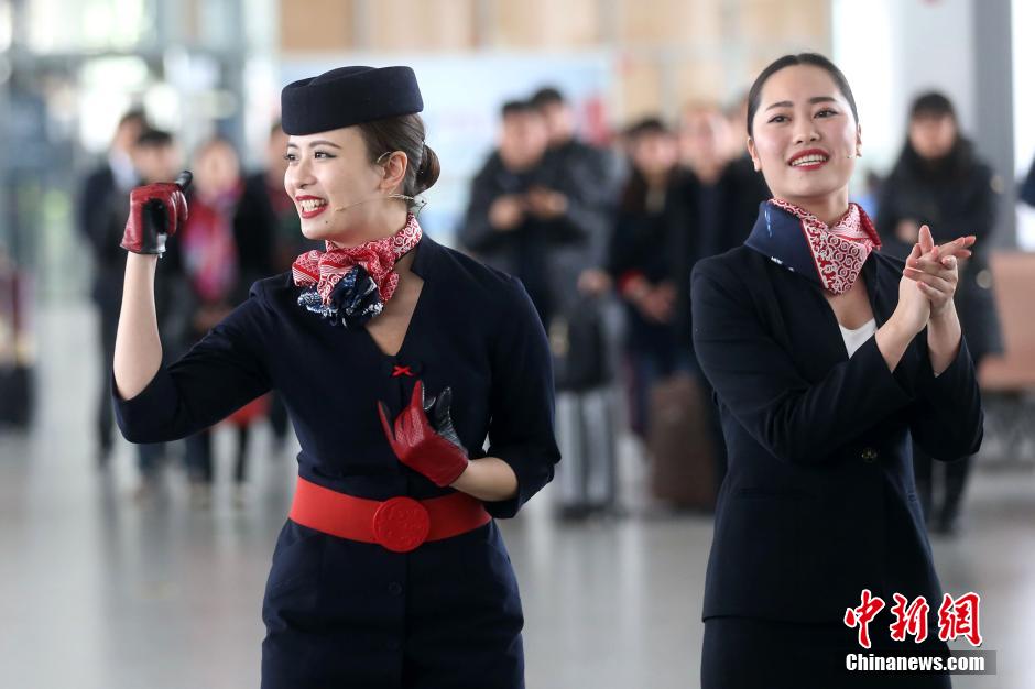 南京机场空姐“快闪”迎“温暖春运”
