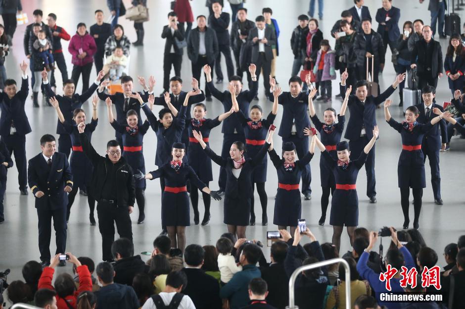 南京机场空姐“快闪”迎“温暖春运”