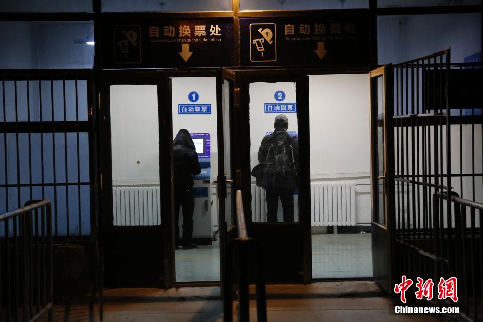 燕郊至北京通勤火车再遇冷