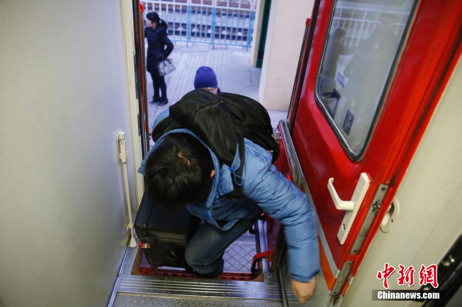 燕郊至北京通勤火车再遇冷