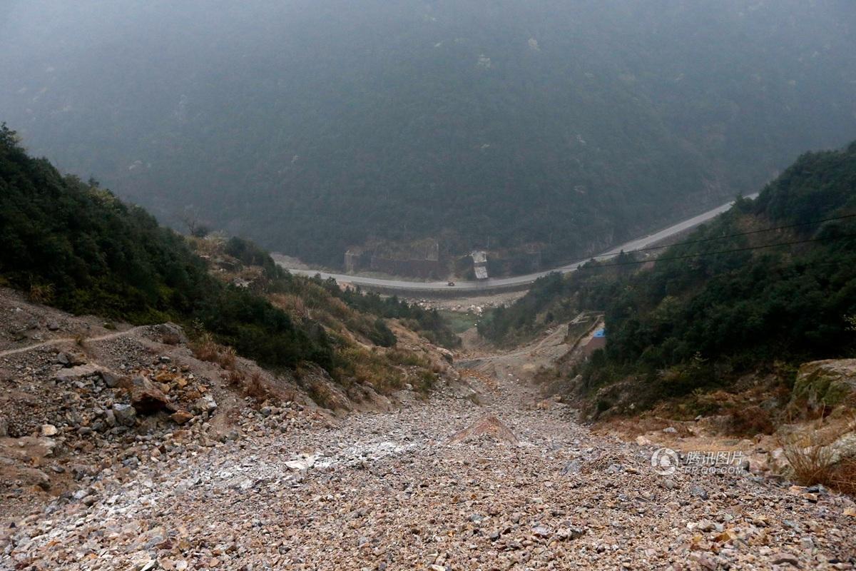 浙江青田宝石产地遭滥挖乱采 大山被掏空