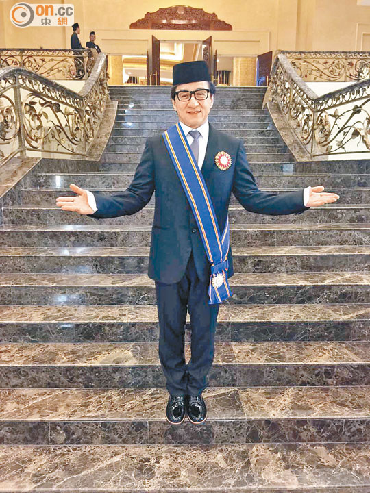 成龙获封马来西亚拿督 戴马来传统帽拍照