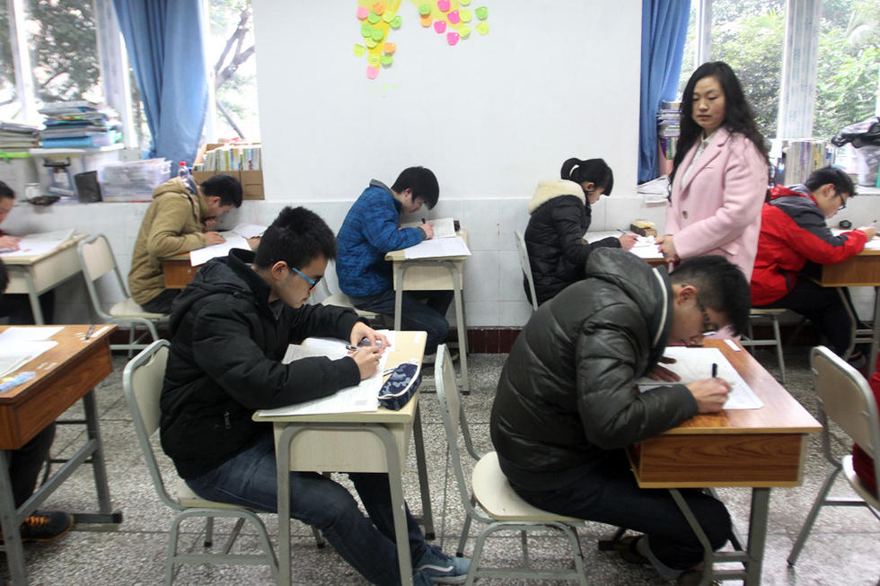 重庆：中学考试出新招 家长担任监考老师