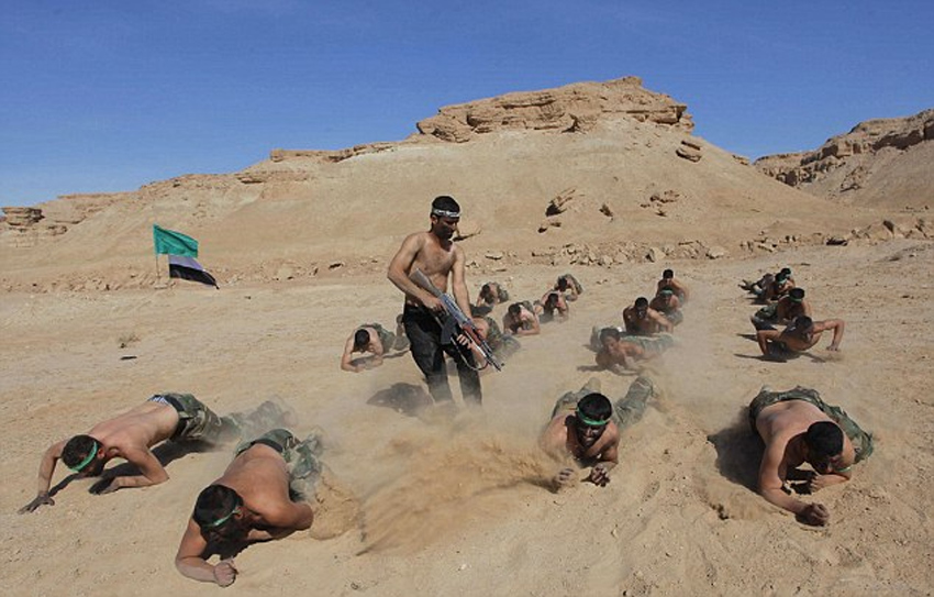 数百伊拉克士兵野外苦练 准备打击IS