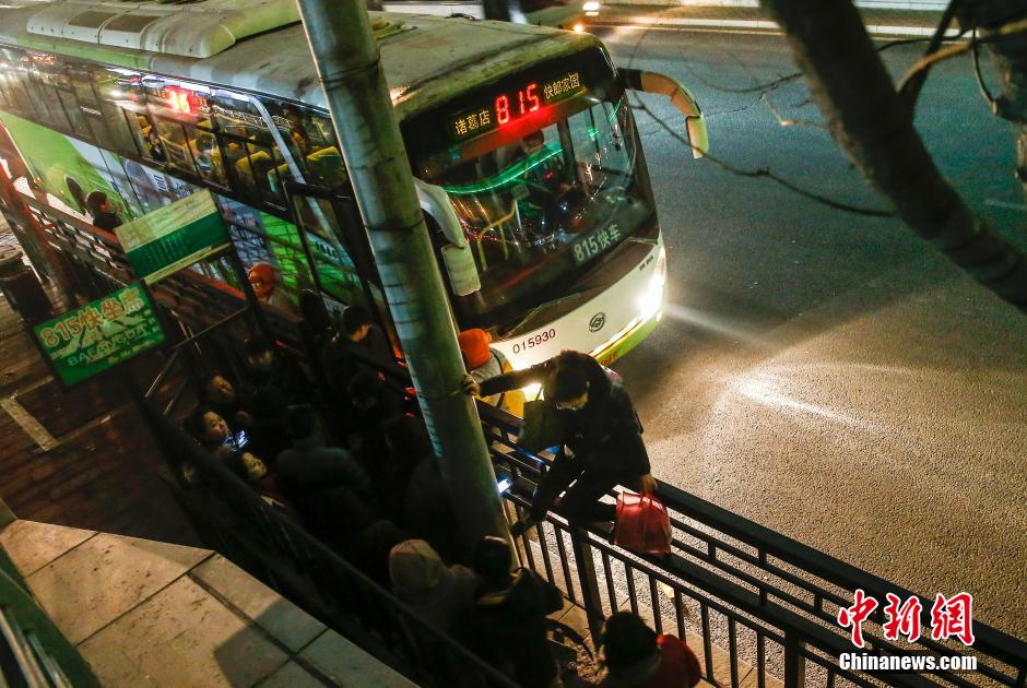 北京到燕郊通勤火车遇冷 公交依然火爆