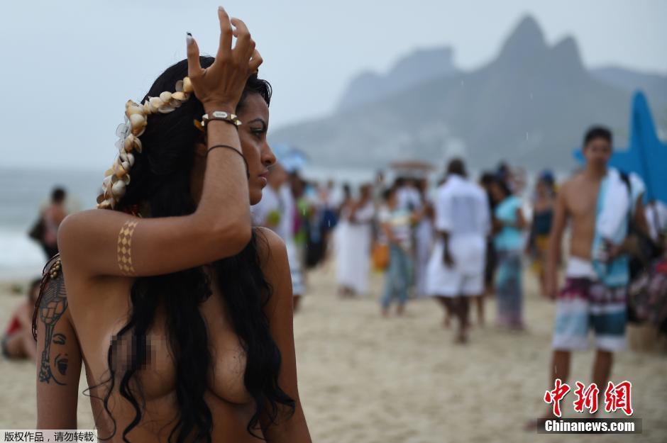 巴西半裸美女参与庆典 盼海洋女神带好运