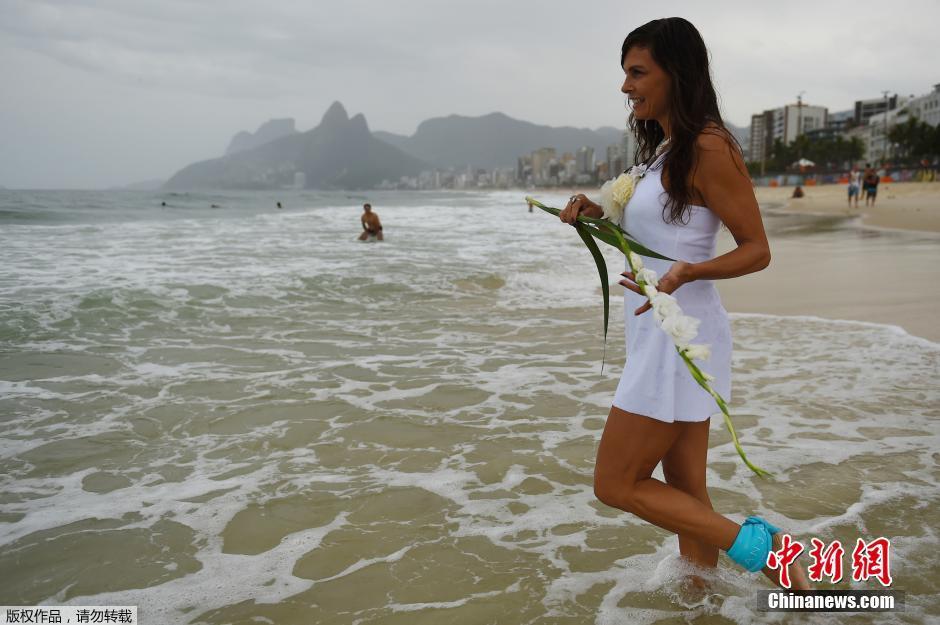巴西半裸美女参与庆典 盼海洋女神带好运