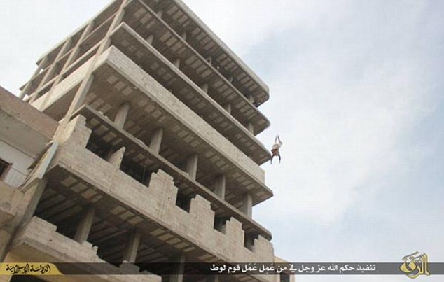 叙利亚泰勒艾卜耶德城男同性恋被ISIS从七楼扔下后石刑砸死