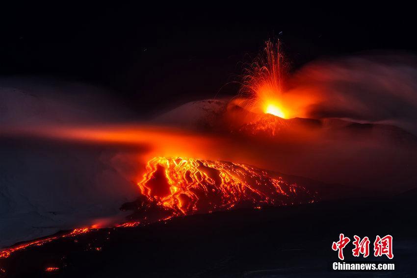 意大利埃特纳火山爆发：熔岩喷涌似火龙飞舞