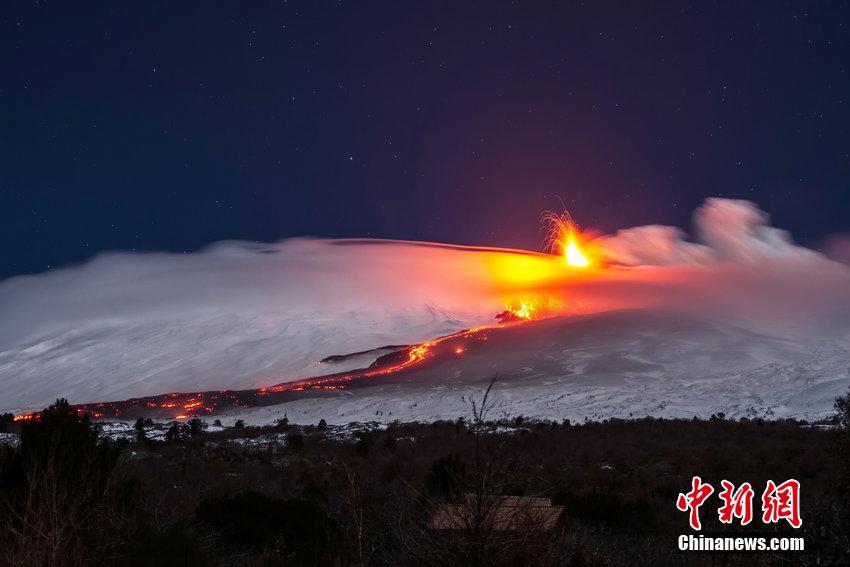 意大利埃特纳火山爆发：熔岩喷涌似火龙飞舞