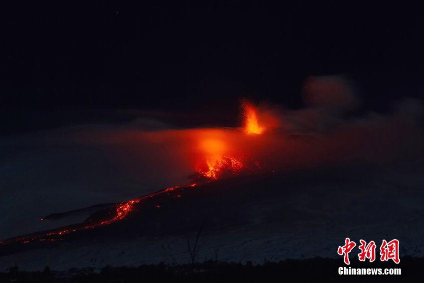 意大利埃特纳火山爆发：熔岩喷涌似火龙飞舞