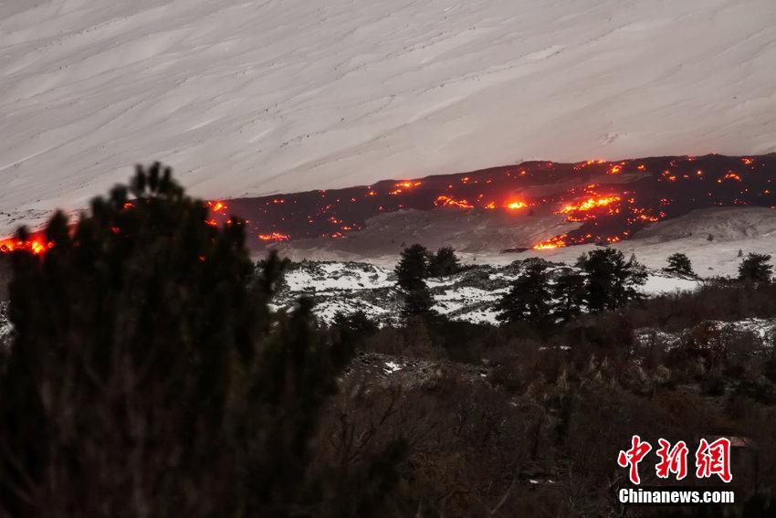 意大利埃特纳火山爆发：熔岩喷涌似火龙飞舞