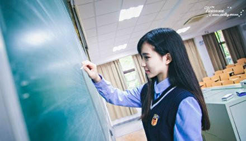 厦门最美校服女生走红 被保送知名高校