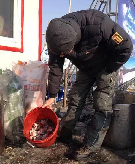 哈尔滨冰雪景区回应“狗拉雪橇”致狗死亡传闻