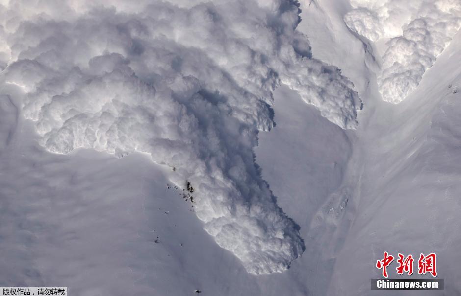 瑞士科学家用炸药制造雪崩 宛如银河奔泻