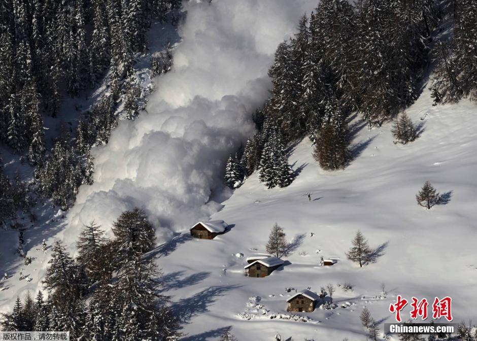 瑞士科学家用炸药制造雪崩 宛如银河奔泻