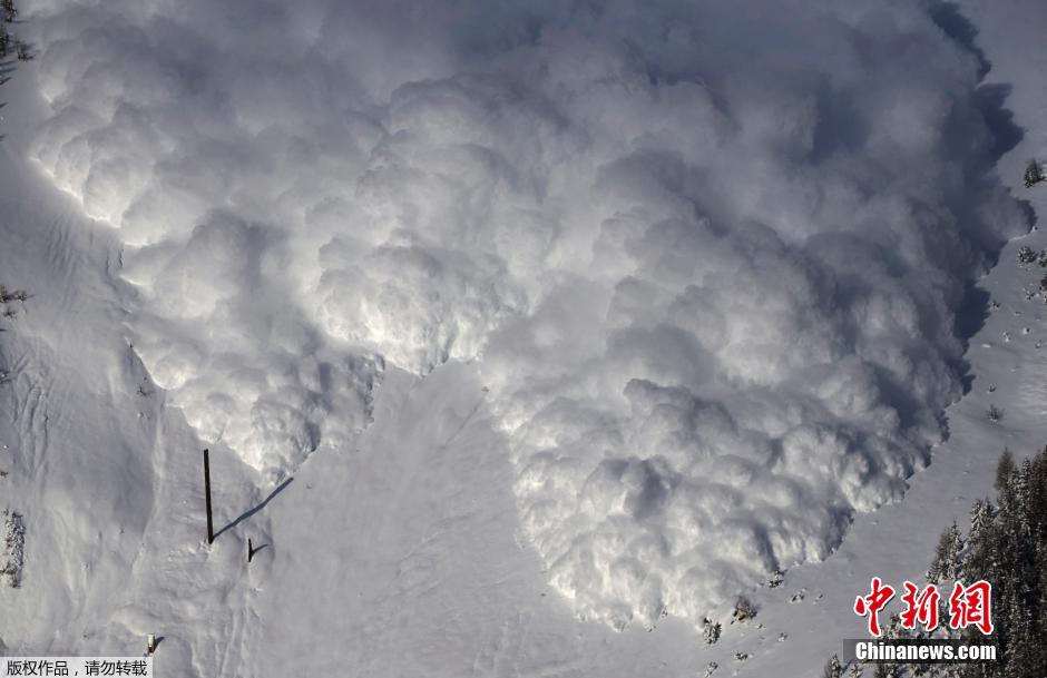 瑞士科学家用炸药制造雪崩 宛如银河奔泻