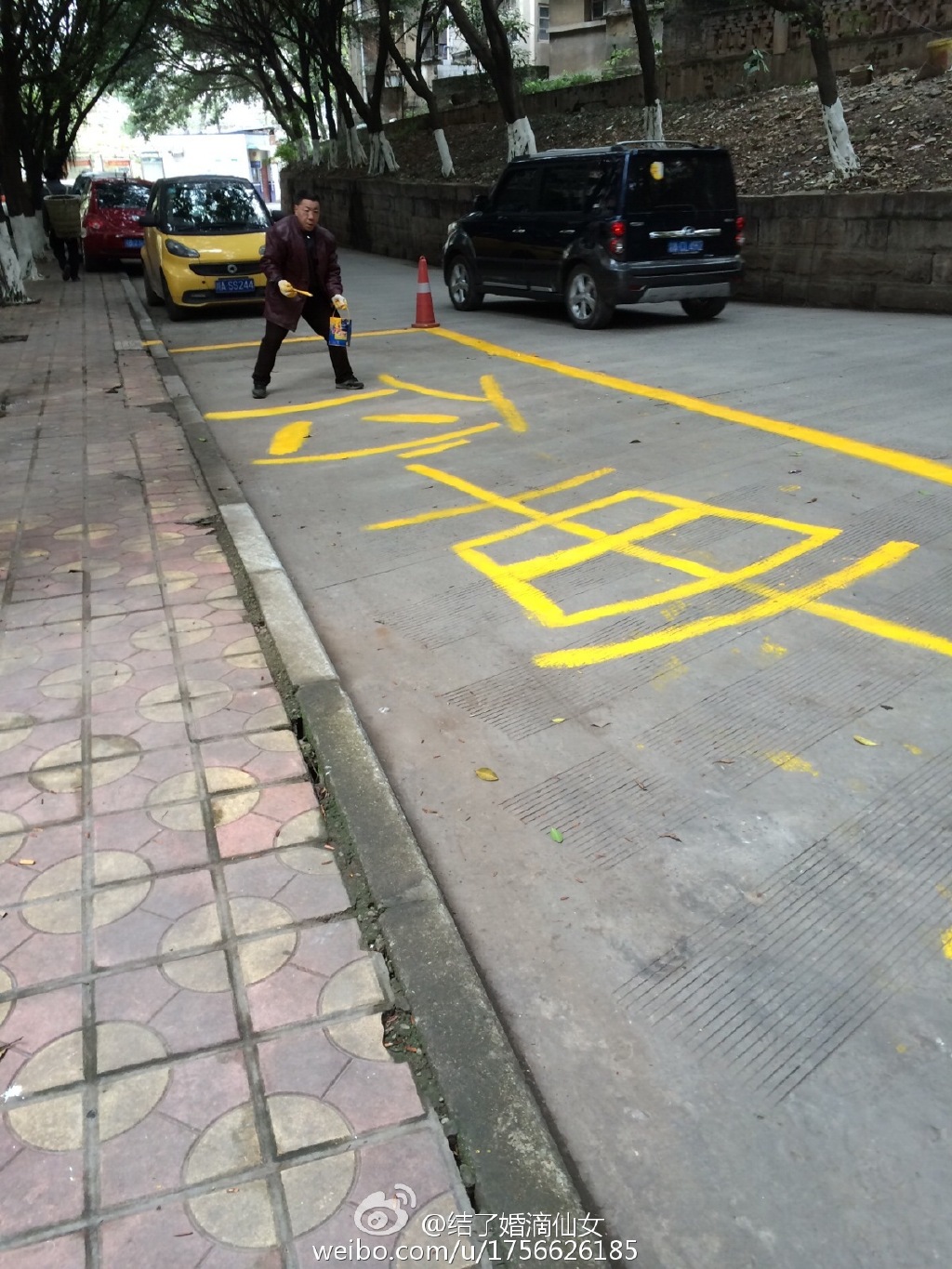 任性居民用黄油漆在路边私划停车位[4]