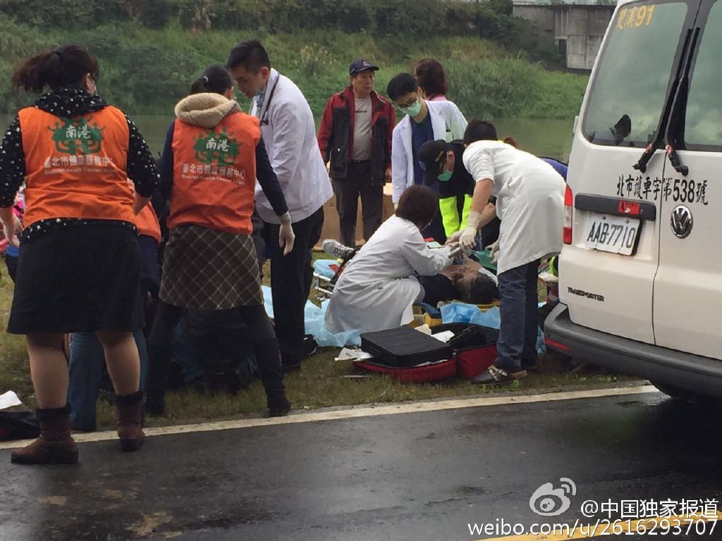 台湾飞机坠落前机翼曾擦撞出租车 车上2人送医