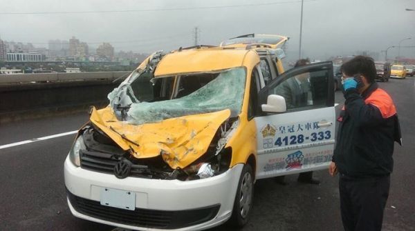 台湾飞机坠落前机翼曾擦撞出租车 车上2人送医