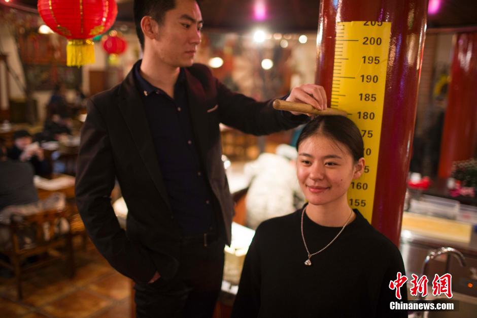 山西太原一餐厅凭身高打折招揽生意