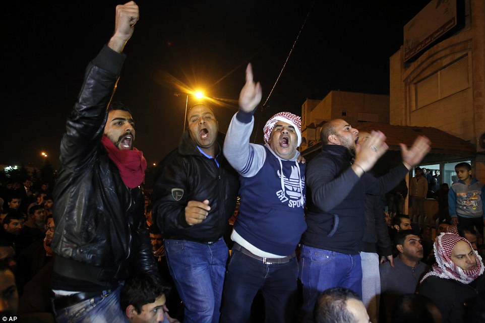 约旦民众街头抗议IS处死飞行员