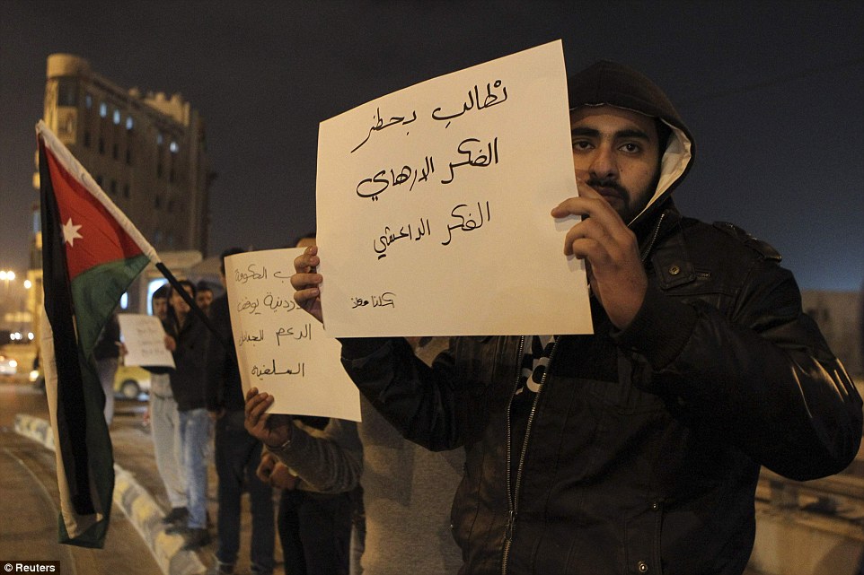约旦民众街头抗议IS处死飞行员