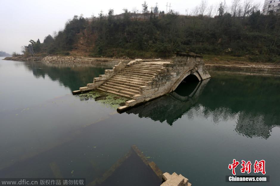 重庆三峡库区水位下降 400年水下古桥“崭露头角”