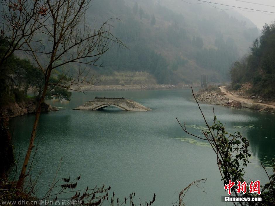 重庆三峡库区水位下降 400年水下古桥“崭露头角”