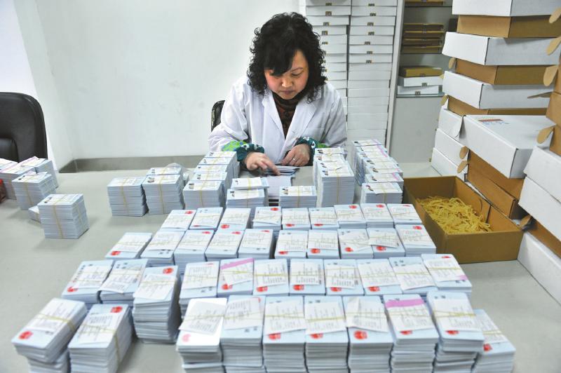 揭秘身份证制作全过程 差错把关一天看2万个头像